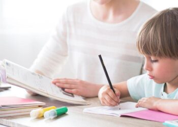 Biurko do pokoju dziecięcego