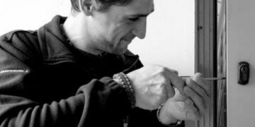 wymiana zamka w drzwiach