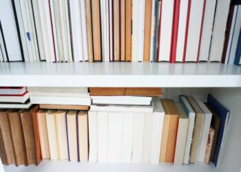 Jak przechowywać książki i komiksy, aby się nie zniszczyły, a nasze mieszkanie zawsze wyglądało czysto?