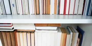 Jak przechowywać książki i komiksy, aby się nie zniszczyły, a nasze mieszkanie zawsze wyglądało czysto?