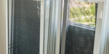 Moskitiera na drzwi balkonowe – ochrona przed owadami bez kompromisów