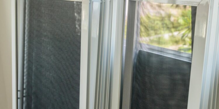 Moskitiera na drzwi balkonowe – ochrona przed owadami bez kompromisów